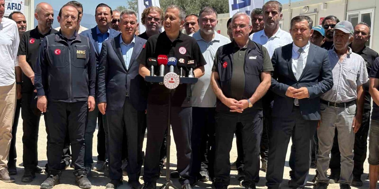 İçişleri Bakanı Yerlikaya, İzmir’de yanan köyleri ziyaret etti