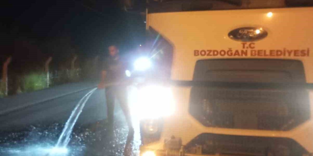 Yola dökülen yağ, belediye ekiplerince temizlendi