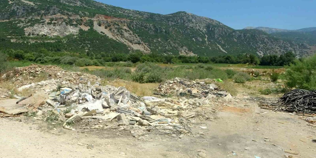Moloz yığınları Karabağlar Yaylası’nı tehdit ediyor