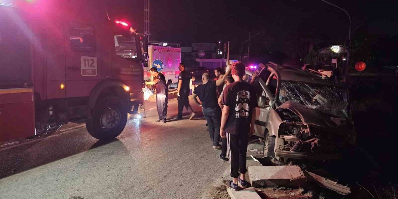 İzmir’de kamyonet otomobille çarpıştı: 2’si ağır 7 yaralı