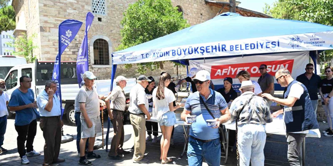 Büyükşehir Belediyesi’nden vatandaşlara aşure ikramı