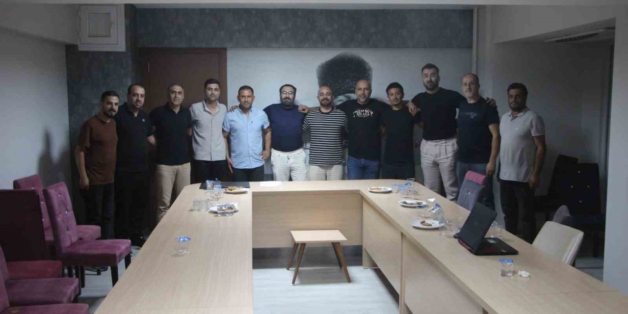 Nazillispor’da yeni yönetim taraftarlarla bir araya geldi