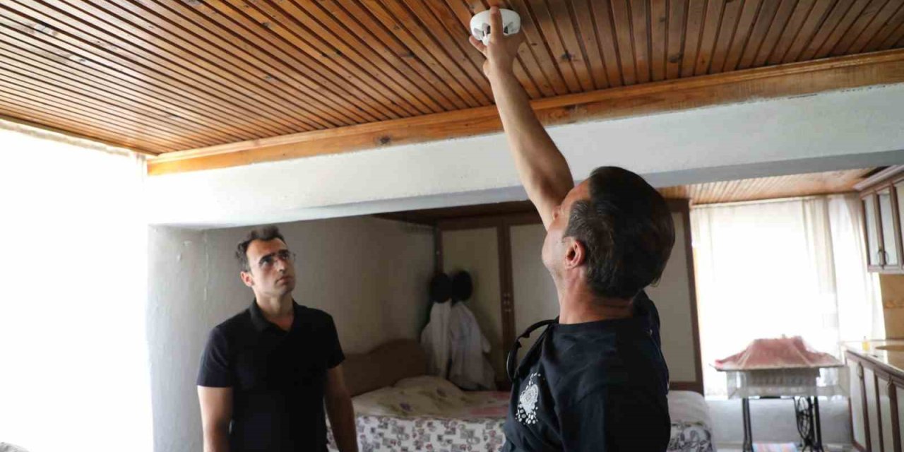 Kırsaldaki yaşlı çınarların evlerine duman dedektörü