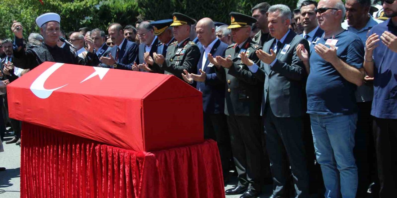 İzmir, Şehit Üsteğmen Ege Akar’ı dualarla son yolculuğuna uğurladı