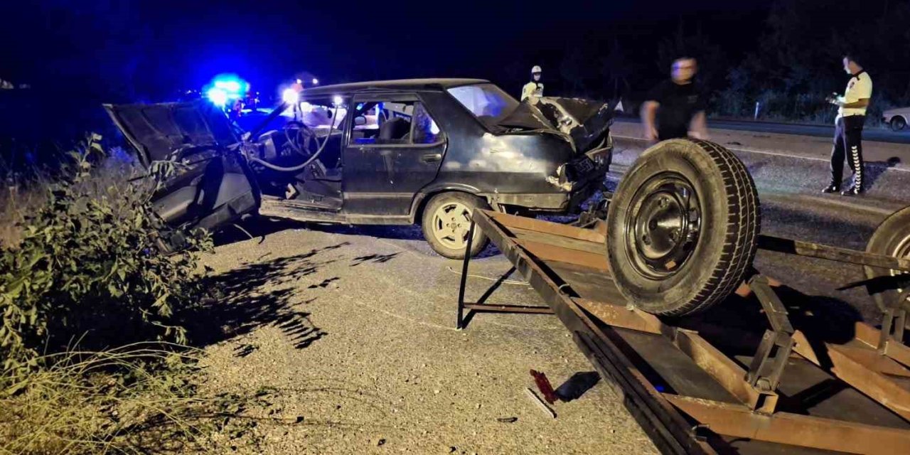Tofaş’ın arkasına bağlanan aydınlatmasız römork kazaya neden oldu: 2 yaralı