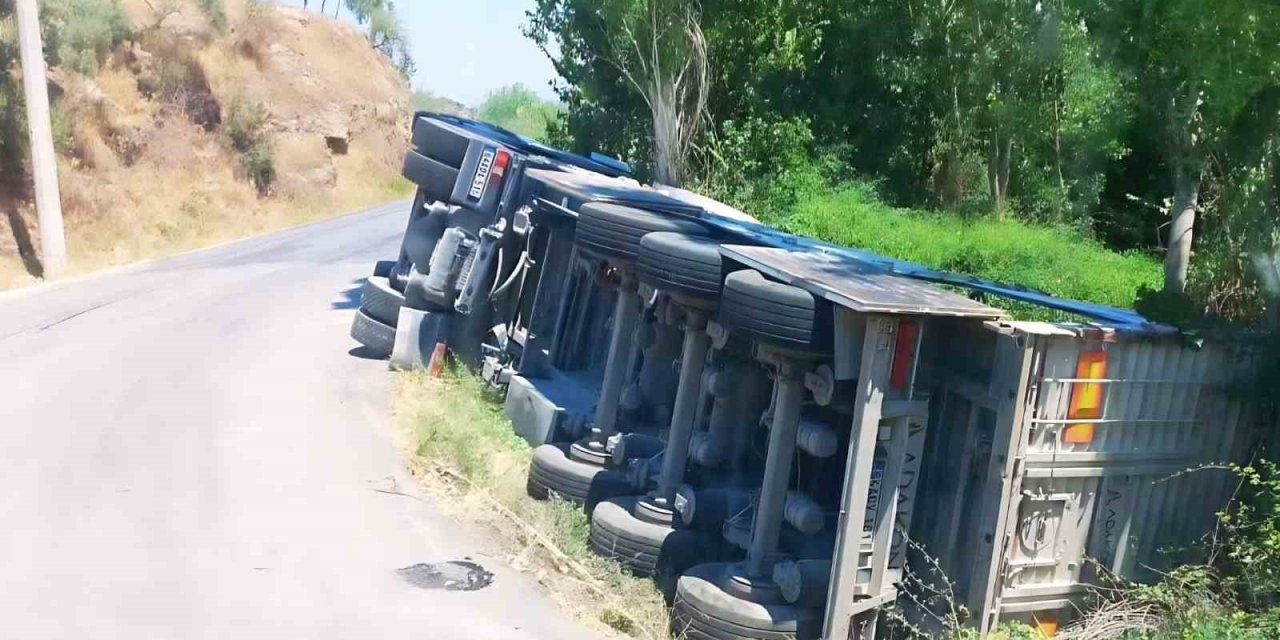 Söke’de tır şarampole devrildi