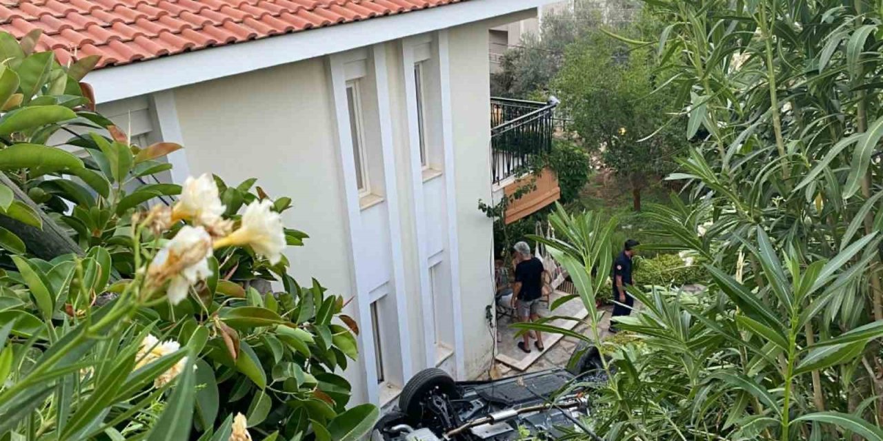 Marmaris’te otomobil evin bahçesine uçtu: 1 ölü, 4 yaralı