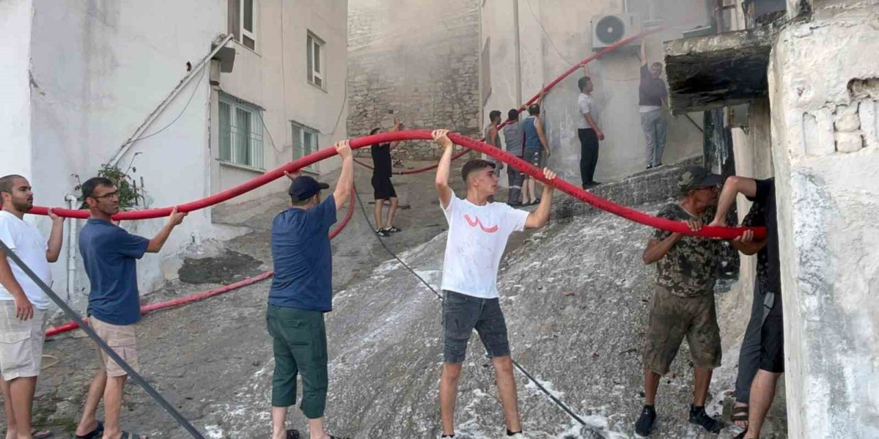 Mahalle sakinlerinden alevlere karşı insan zinciri