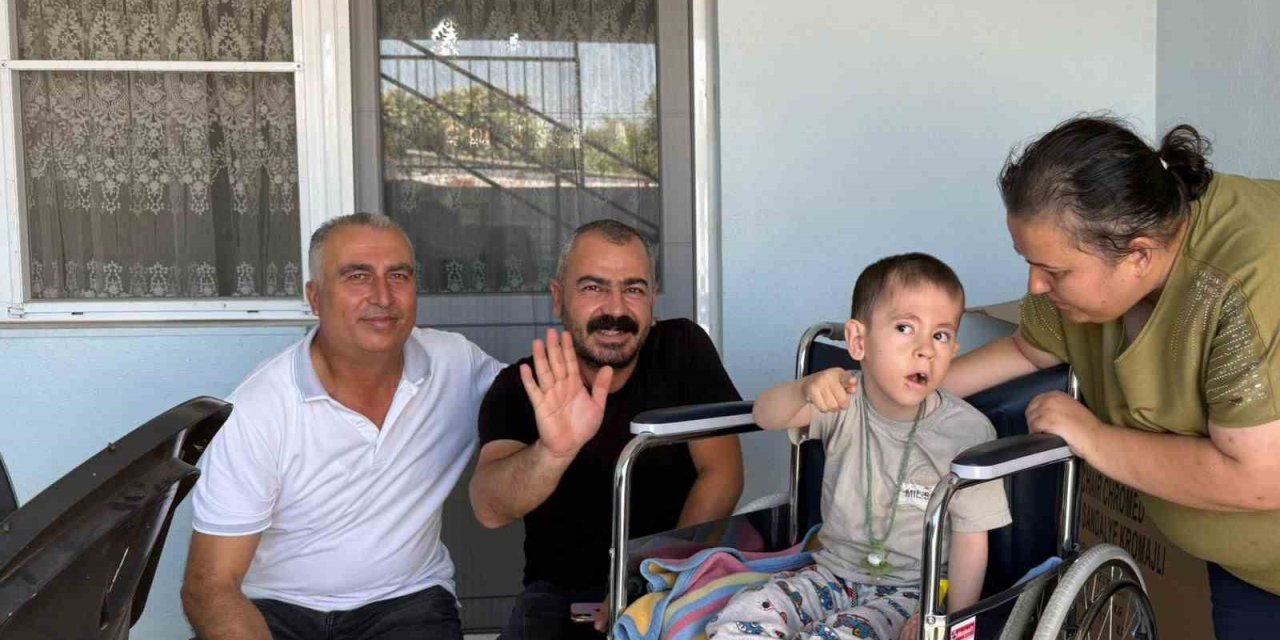 Germencik Belediyesi minik Mustafa’nın tekerlekli sandalyesini teslim etti