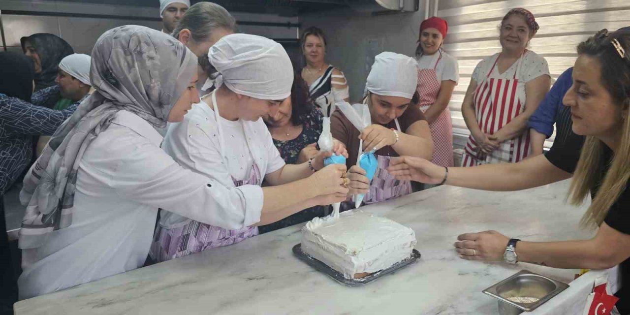 Bornova Halk Eğitim Merkezi’nde pasta atölyesi buluşması