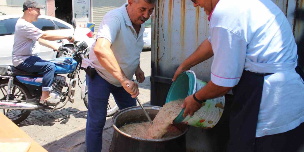 Sanayi esnafı aşure geleneğini devam ettirdi