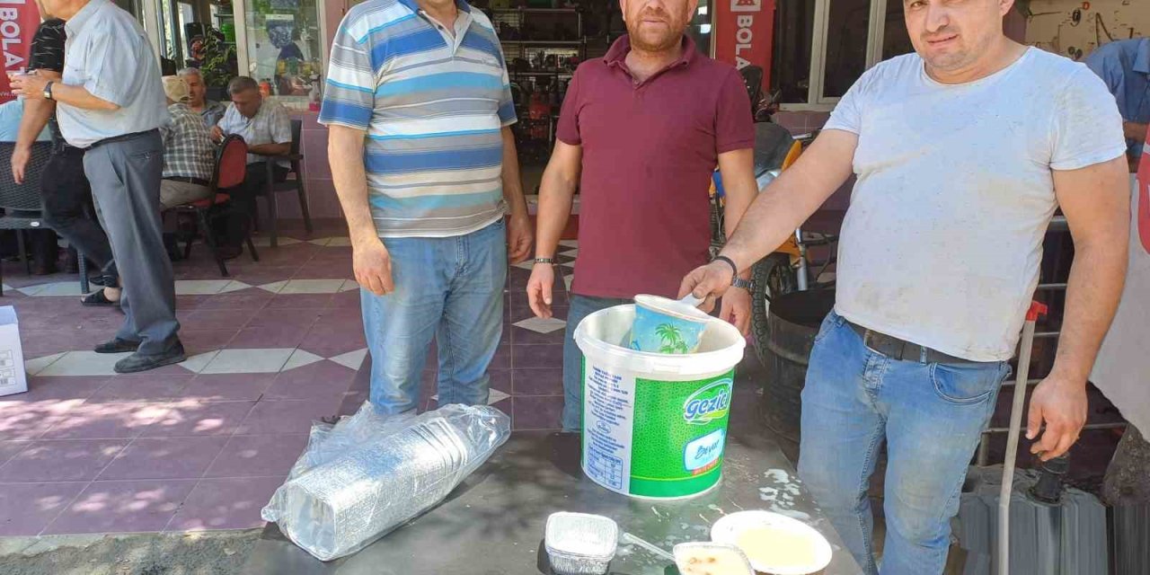 Köşk’te esnaflardan aşure hayrı