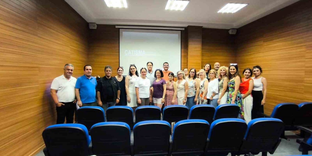 İzmir’de eğitim çalışanlarına ’İletişim ve Stres Yönetimi’ kursu