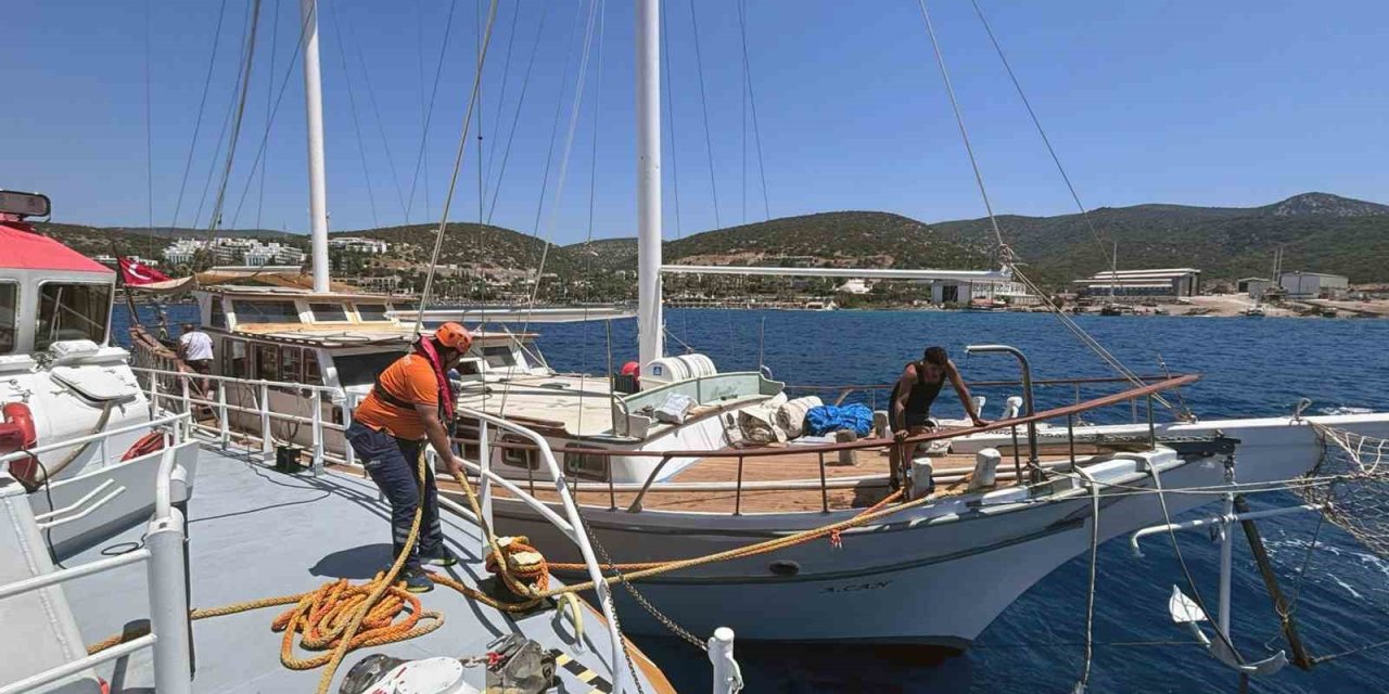 Bodrum’da içinde 6 kişi bulunan ve su alan tekne kurtarıldı