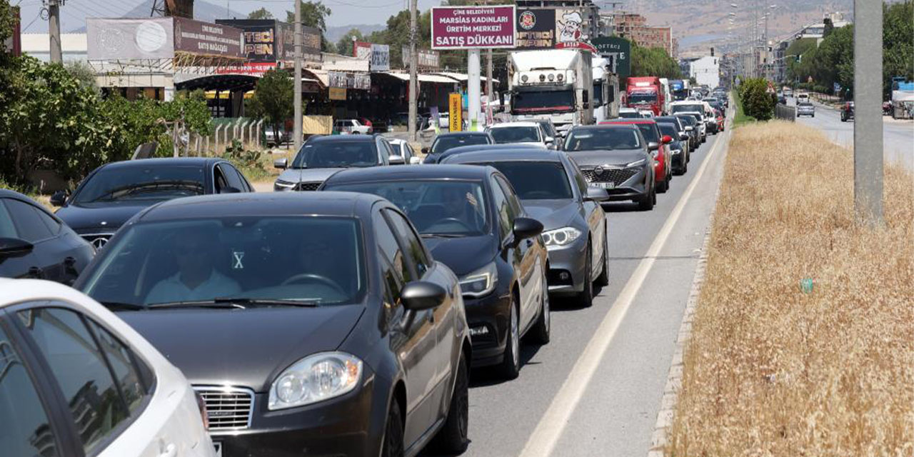 Aydın-Muğla Karayolu tatilci akınına dayanamadı: 60 kilometrelik yoğunluk