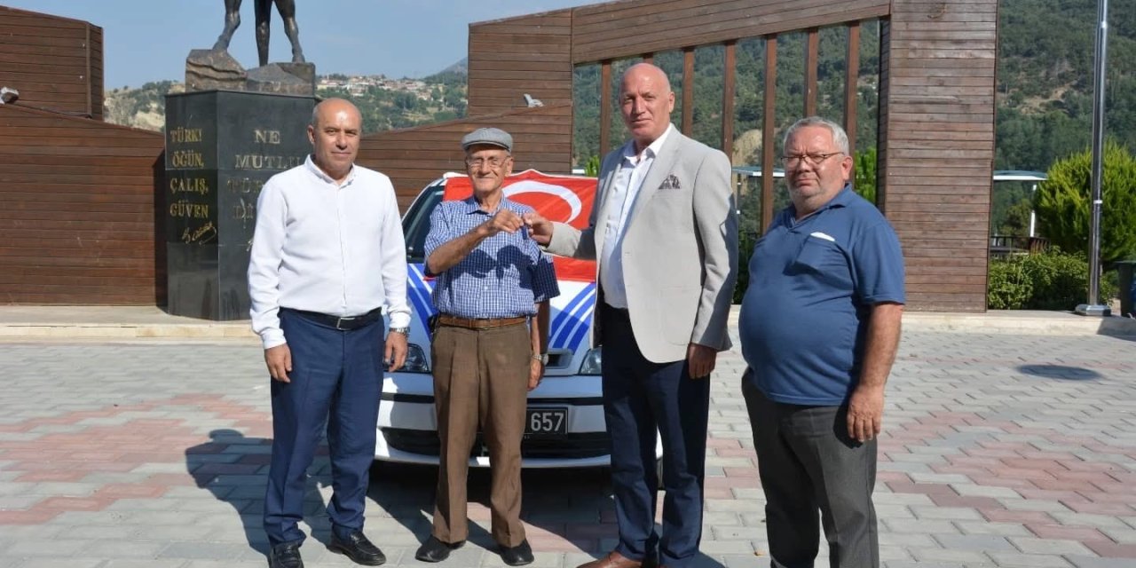 Otomobilini Babadağ Belediyesine hizmet aracı olarak bağışladı