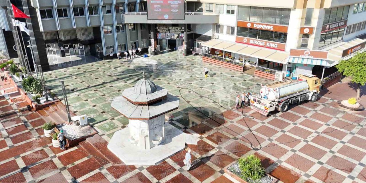 Nazilli meydanı temizilendi