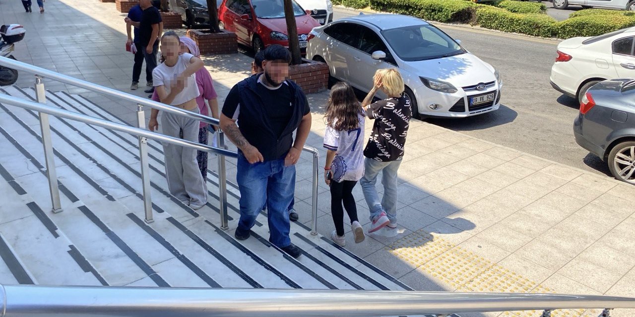 Şüphelinin kız kardeşi gazetecilere ’al bunu da çek’ diyerek el hareketi çekti