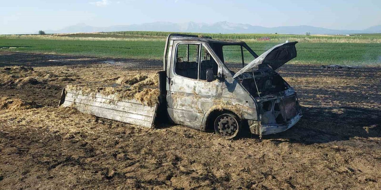 Sahibinden habersiz alınan saman balyaları kamyonet ile birlikte yandı