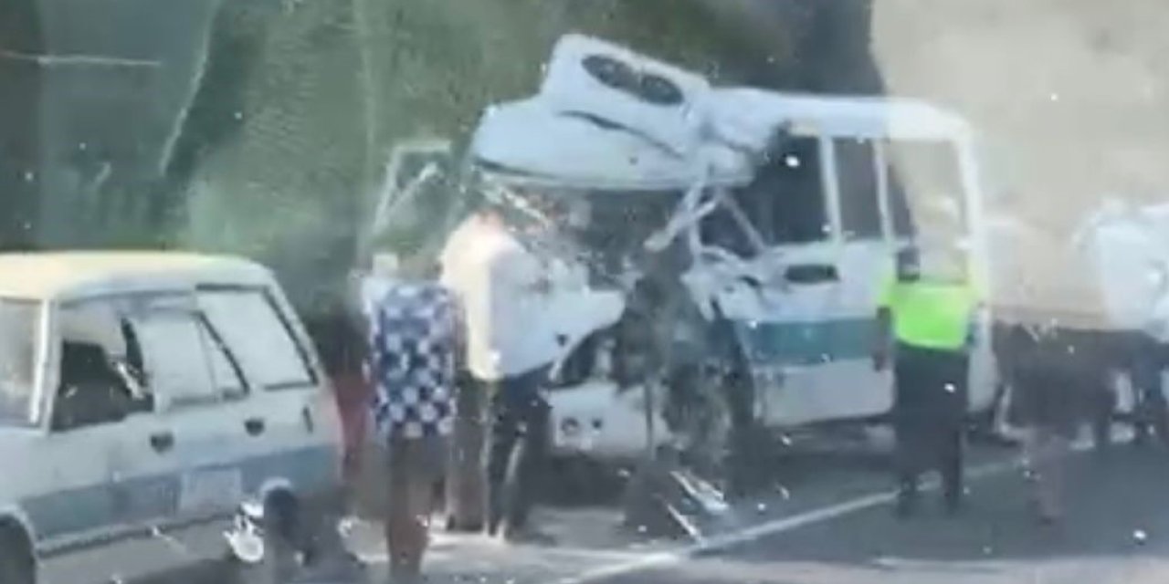 Çine’de yolcu minibüsü ile kamyon çarpıştı: 2’si ağır 4 yaralı