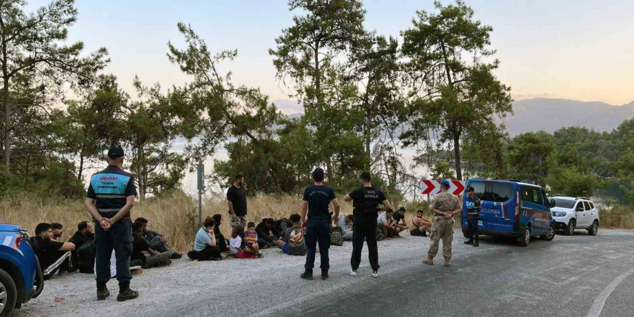 22 düzensiz göçmen ve 2 göçmen kaçakçısı yakalandı