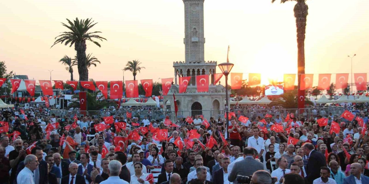 15 Temmuz Demokrasi ve Milli Birlik Günü’nde binlerce İzmirli tek yürek oldu