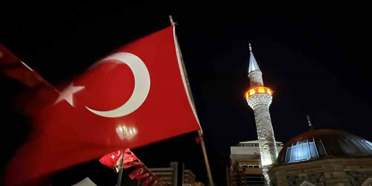 İzmir’de tüm camilerden aynı anda sela sesi yükseldi