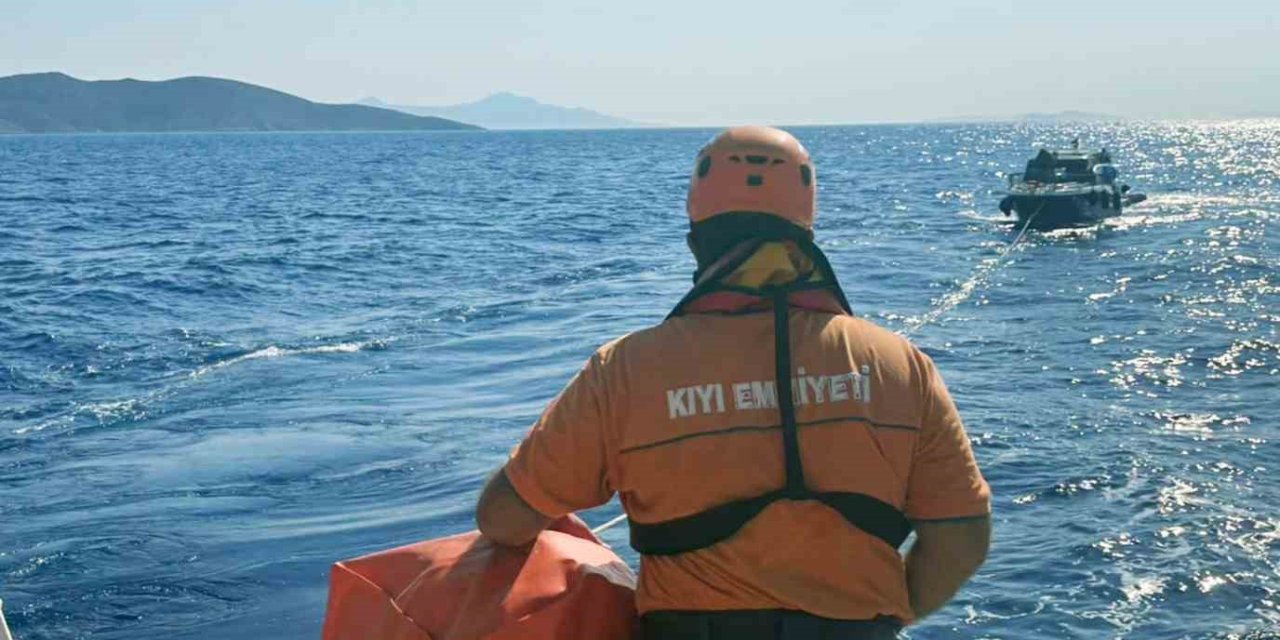 Datça açıklarında sürüklenen tekne kurtarıldı