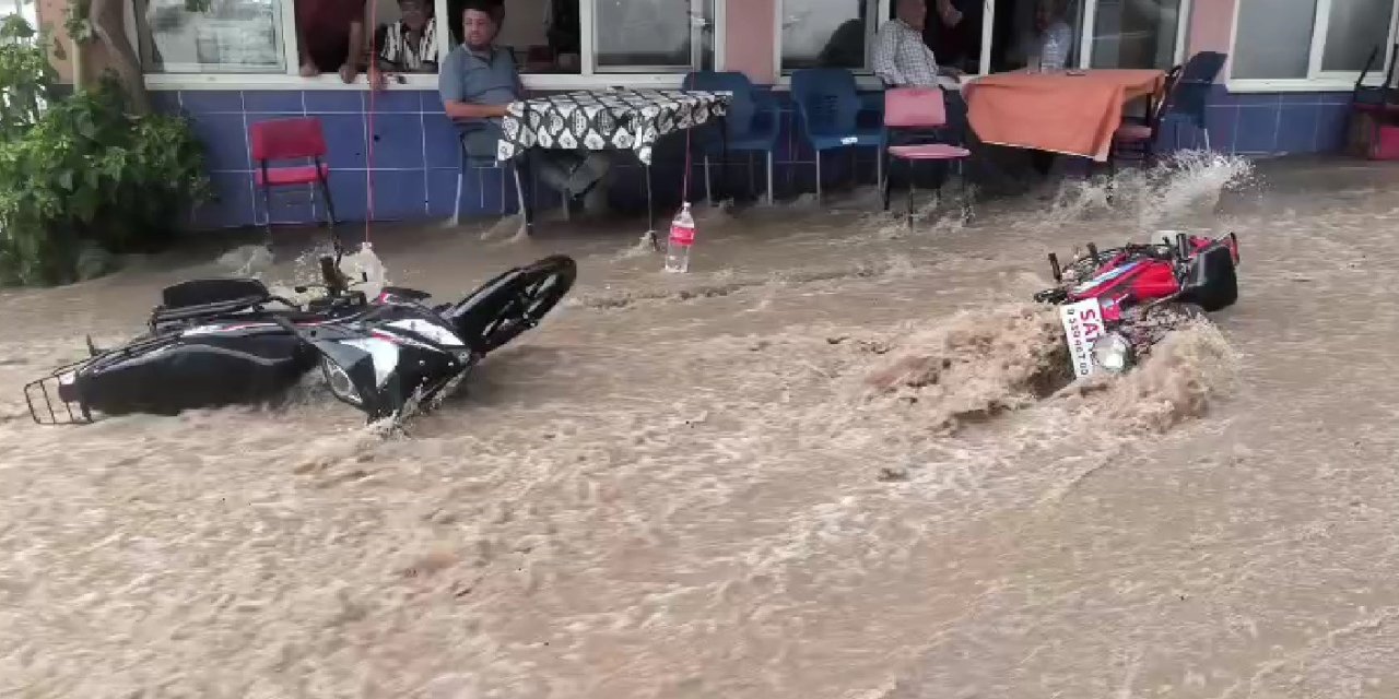 Aniden bastıran sağanak yağış Tavas’ta taşkına neden oldu