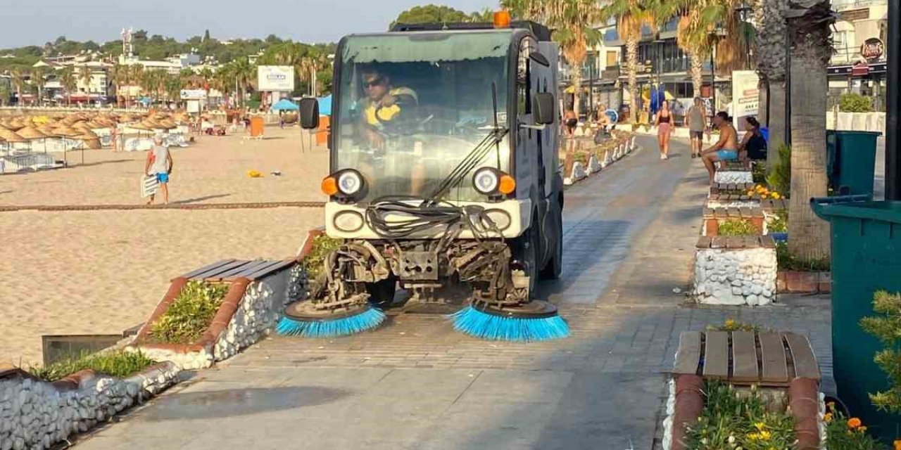 Didim Belediyesi sahil temizliğini aralıksız sürdürüyor