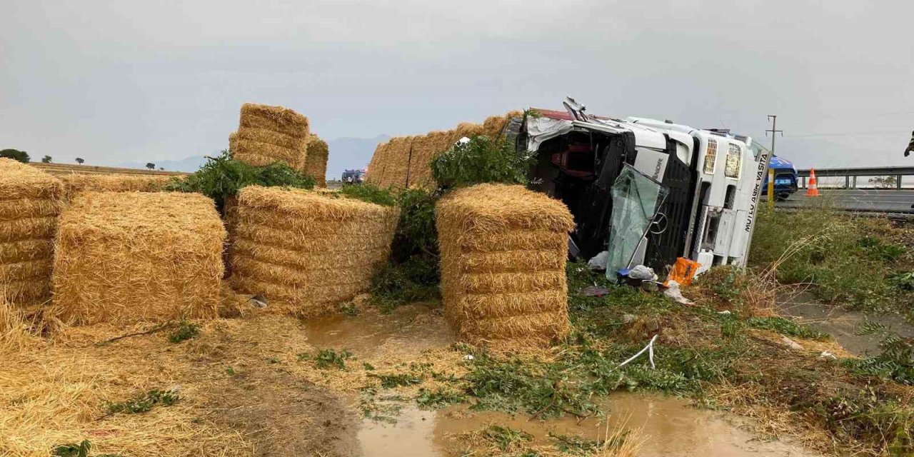 Saman yüklü tır devrildi; sürücü öldü, eşi ve çocukları yaralandı