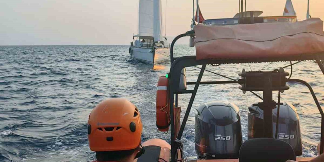 Fethiye Kızılada önlerinde makine arızası yapan yelkenli tekne kurtarıldı