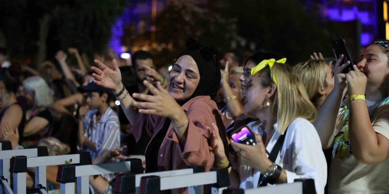 Kuşadalılar ‘Yaz Konserleri’ ile eğlendi