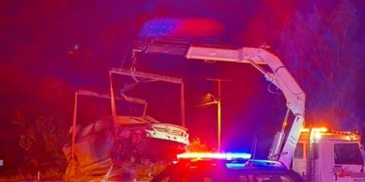 Çukura düşen otomobildeki 4 kişi yaralandı