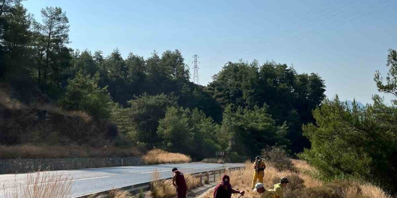 Marmaris’te yol kenarlarında yangınlara önlemler dahilinde ot temizliği yapıldı