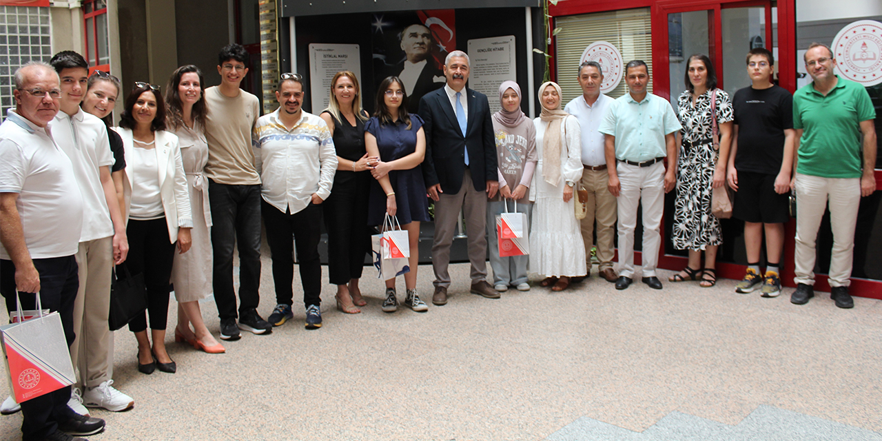 LGS Türkiye birincileri Efeler İlçe Milli Eğitim Müdürü’nü ziyaret etti