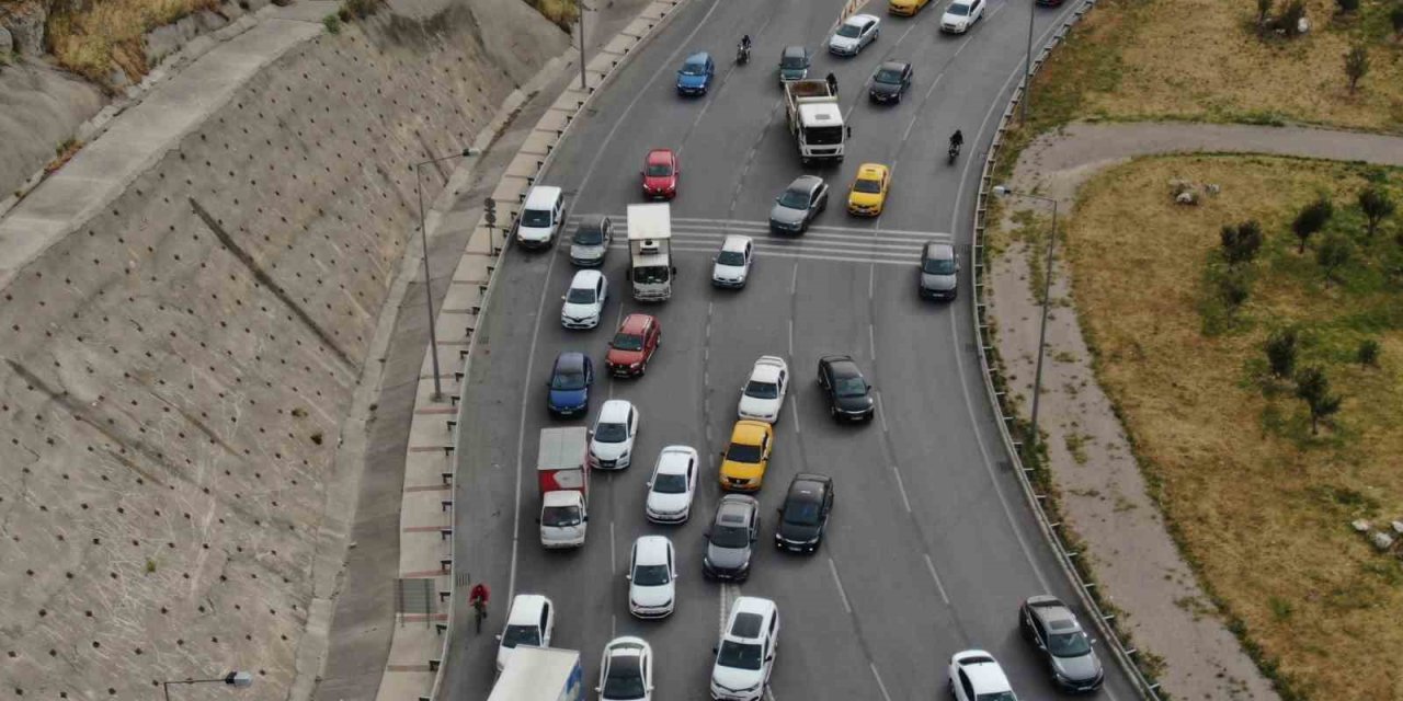 İzmir’de trafiğe kayıtlı araç sayısı 2 milyon 20 bin 832 oldu