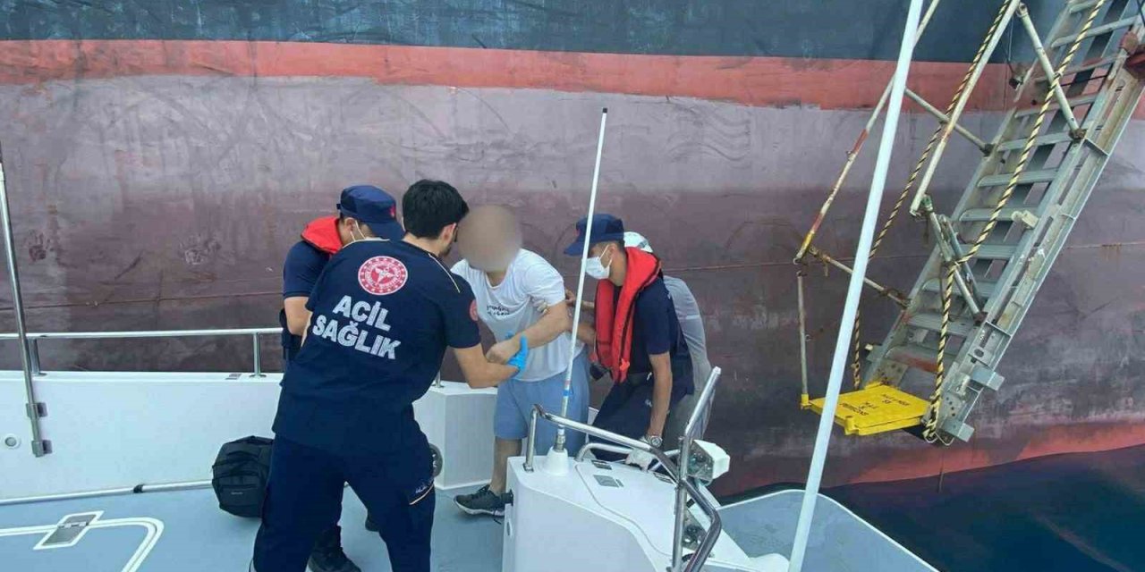 Ticari gemide rahatsızlanan vatandaşa tıbbi tahliye