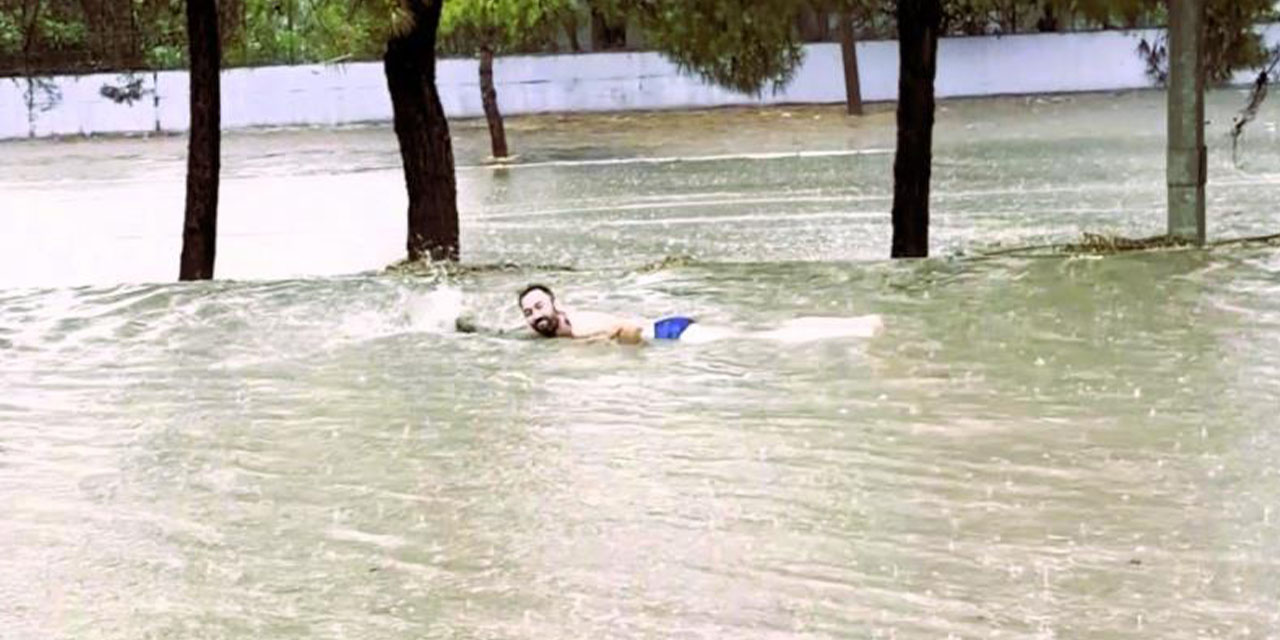 Altyapı sorununa “yüzerek” dikkat çekti