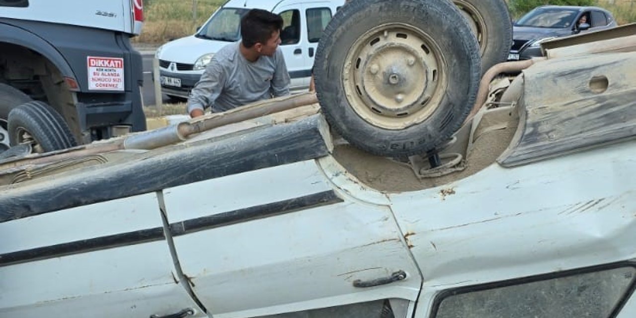 Kontrolsüz kavşakta iki otomobil çarpıştı; 1 yaralı