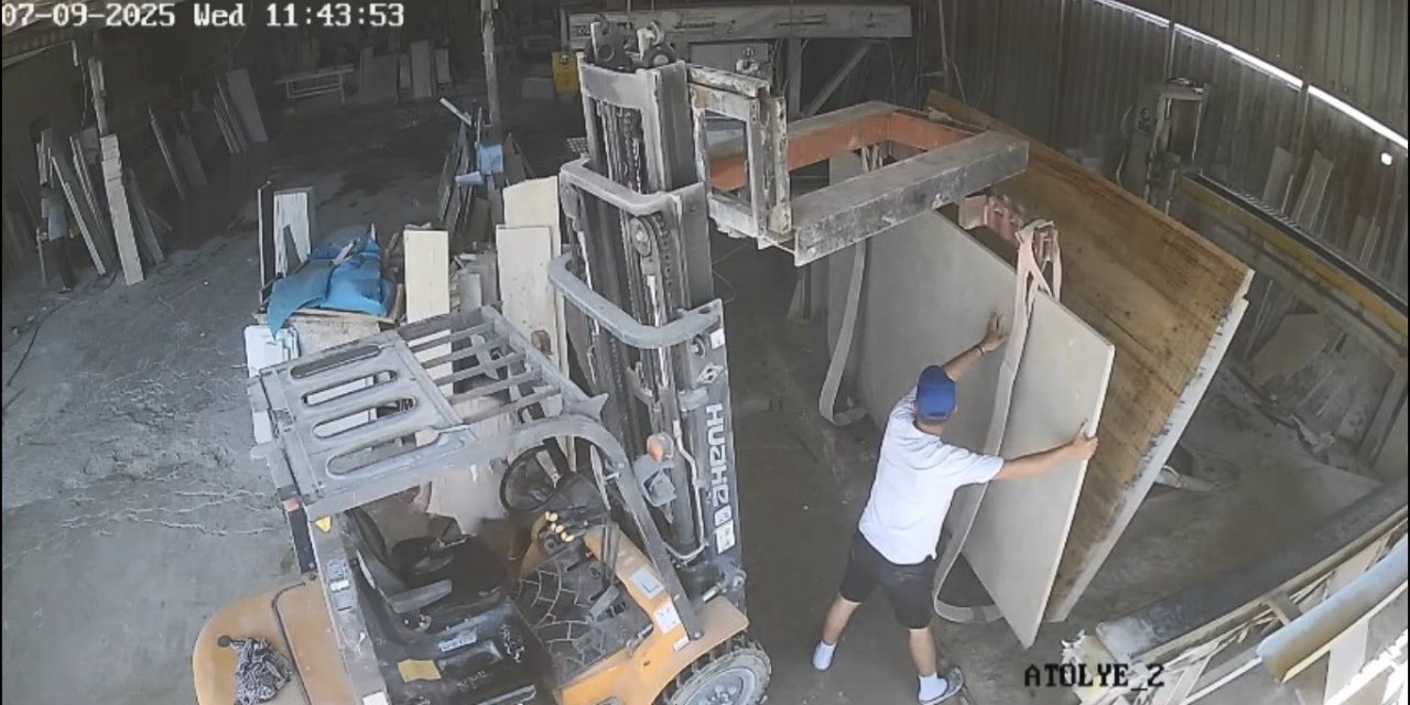 Mermer tablanın altında kalan 19 yaşındaki genç hayatını kaybetti