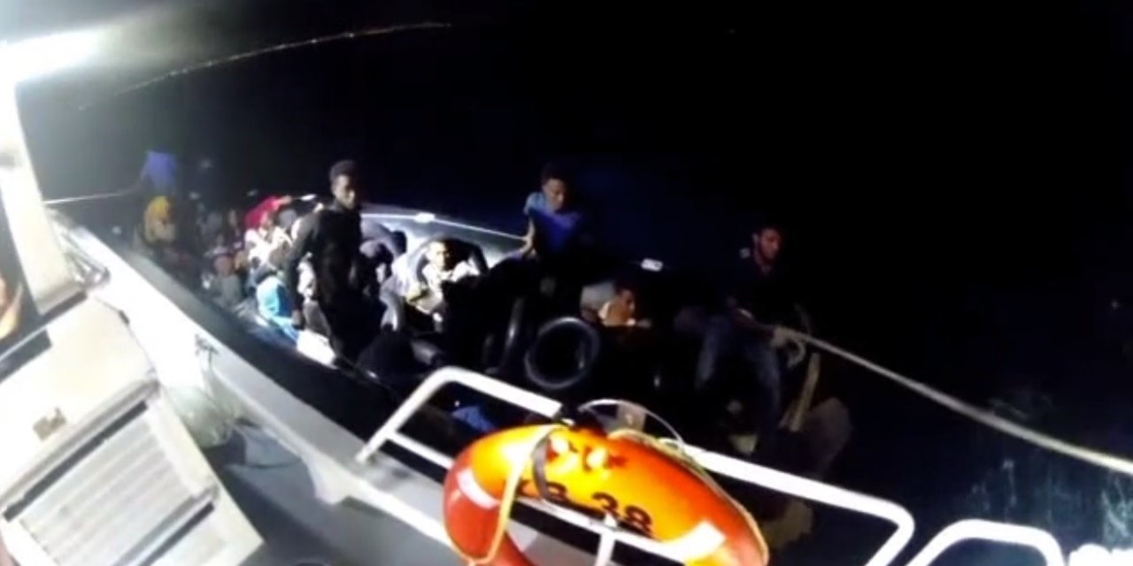 İzmir açıklarında sürüklenen lastik bottaki 3’ü çocuk 37 göçmen kurtarıldı