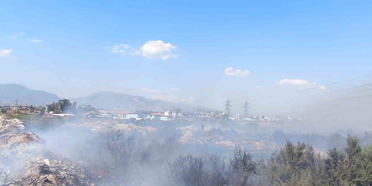 Kanal kenarında çıkan yangın rüzgarla geniş alana yayıldı