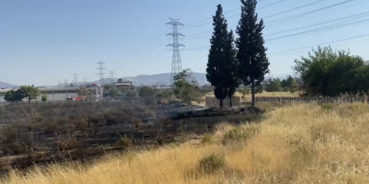 İzmir’de çıkan yangın AVM otoparkına sıçradı, 2 otomobil hasar gördü