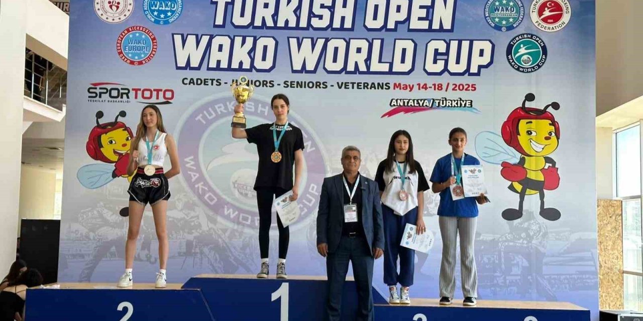 Yağmur Denizli’den kick boksta tarihi zafer