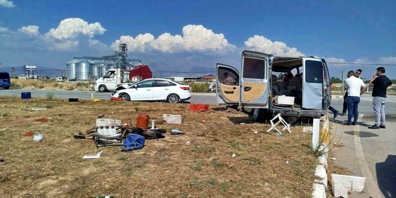 Kavşakta çarpışan iki otomobil hurdaya döndü: 5 yaralı