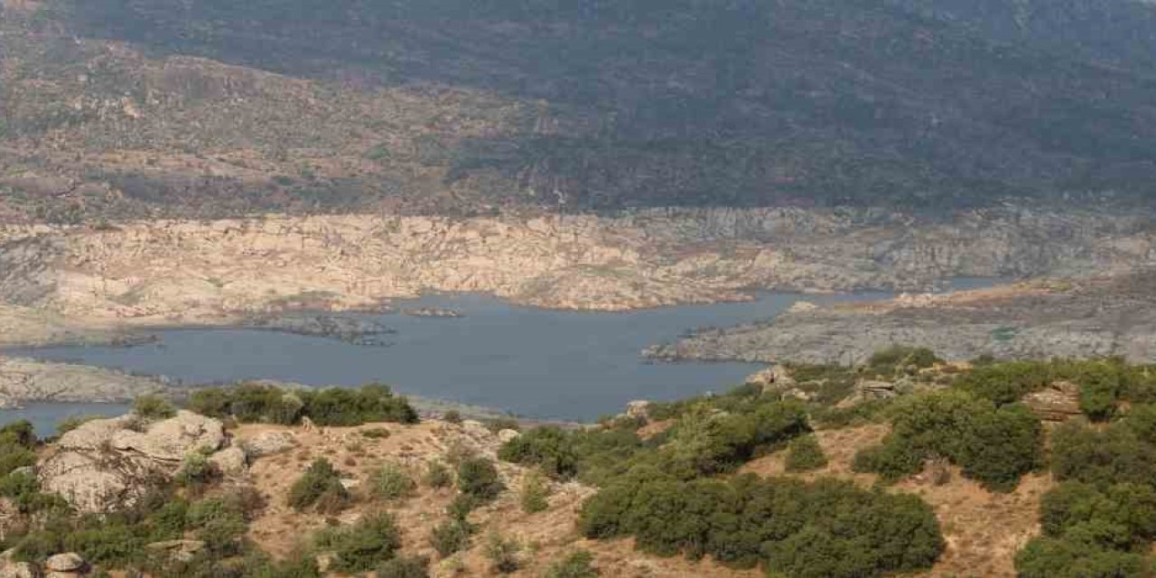 350 milyon metreküp depolama hacmine sahip Adnan Menderes Barajı’nda doluluk seviyesi yüzde 12’ye düştü