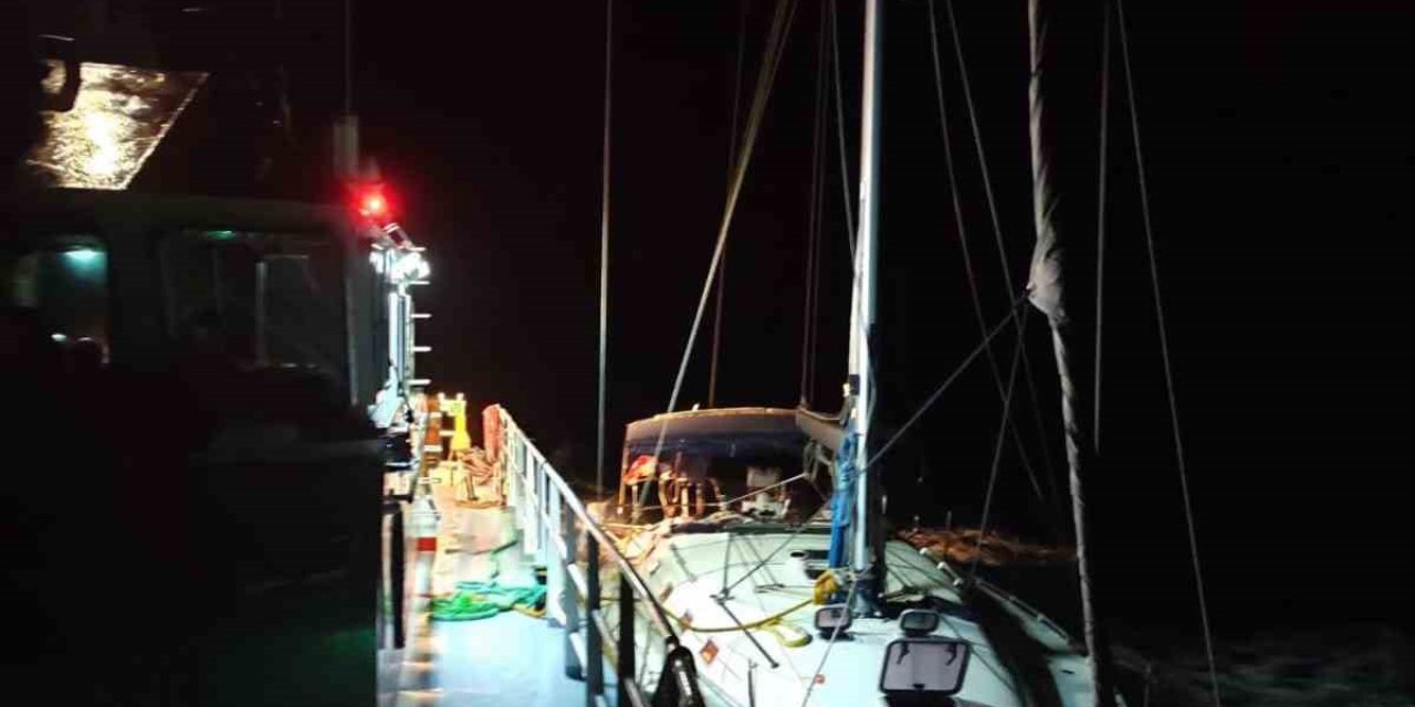 Dümen arızası yapan yelkenli tekne kurtarıldı