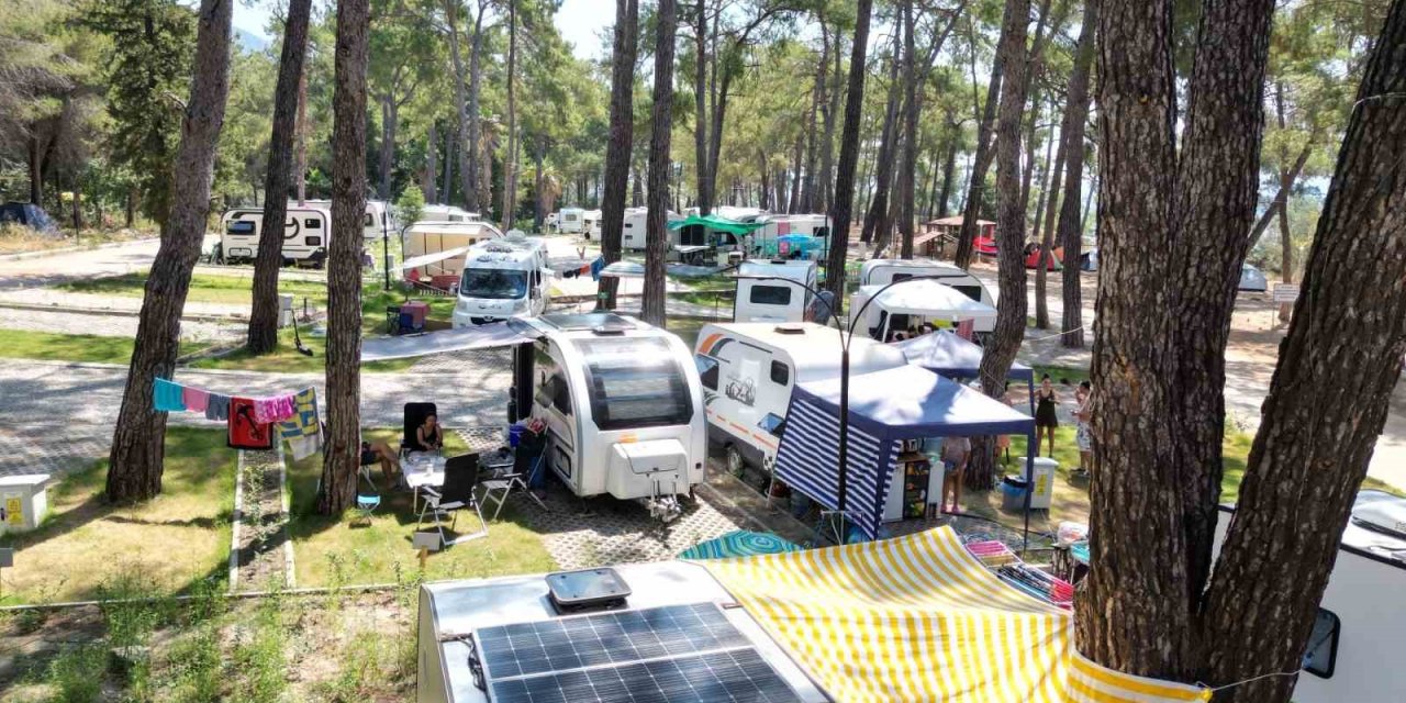 Çadır ve karavan tatilcileri ’sakin kent’ Akyaka’ya akın etti