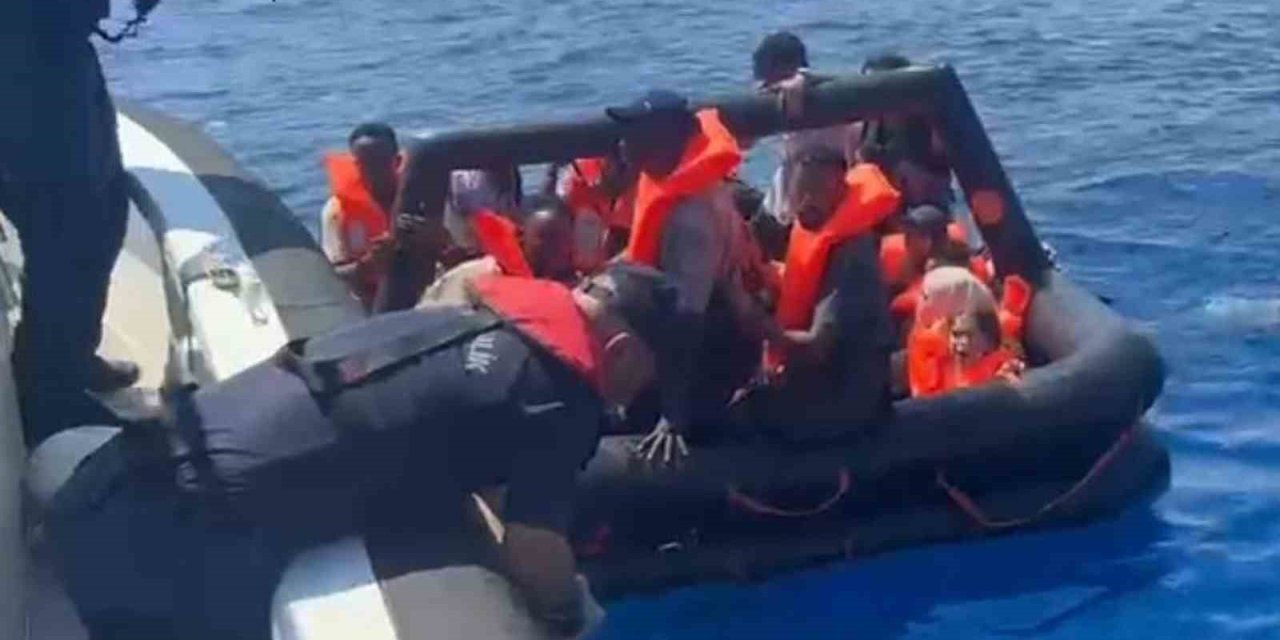 Yunanistan’ın geri ittiği can sallarındaki düzensiz göçmenler kurtarıldı